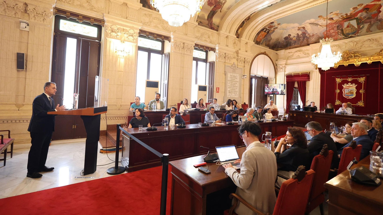 El administrador del Málaga, José María Muñoz, en el pleno extraordinario del Ayuntamiento
