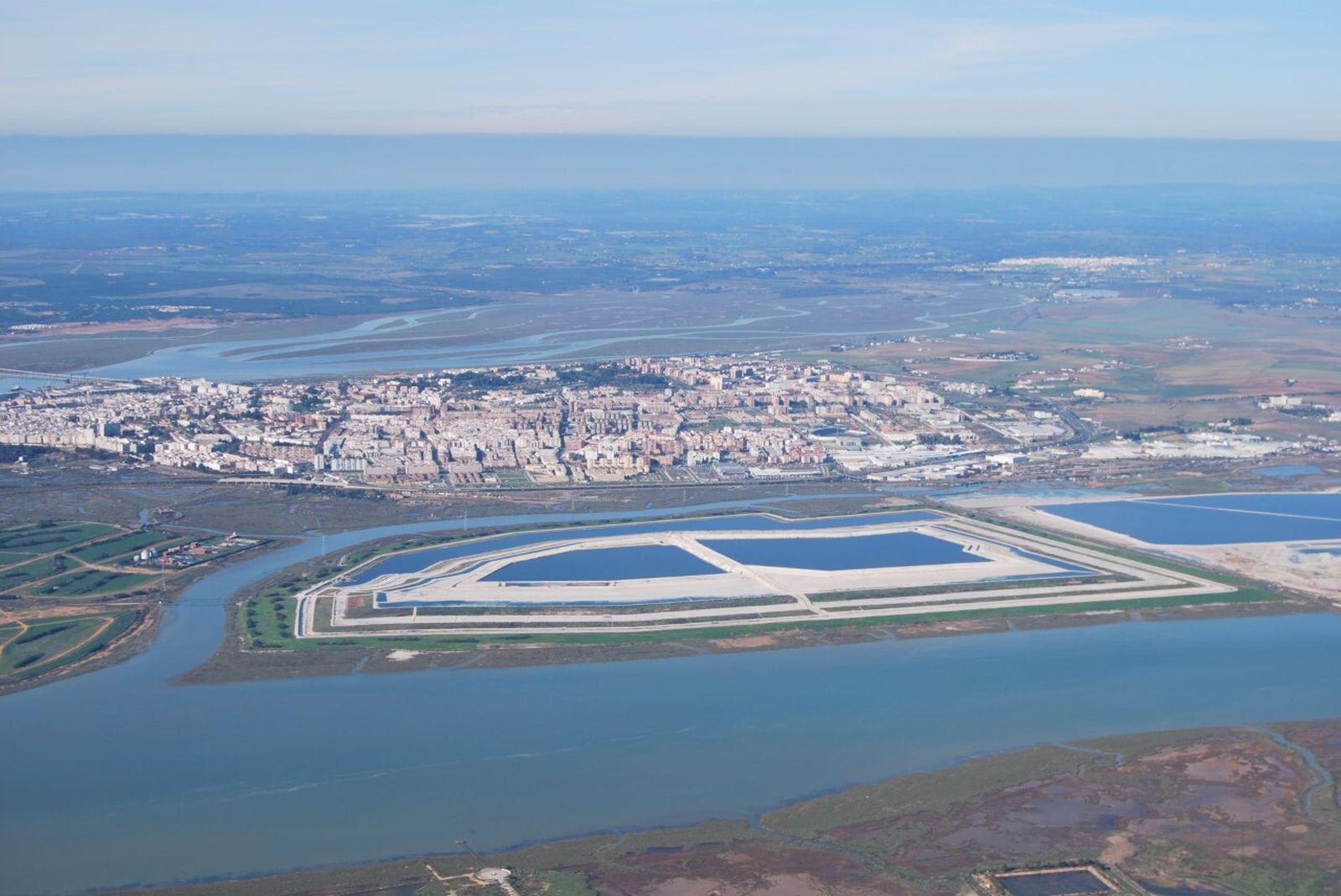 Mesa de la Ría quiere que los onubenses decidan sobre los fosfoyesos.
