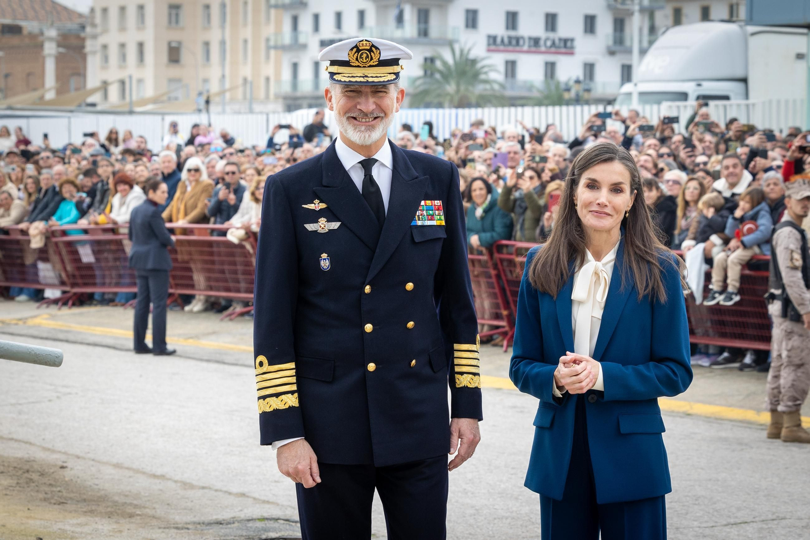 Imágenes de la despedida del 'Elcano' desde Cádiz con la Princesa Leonor como guardiamarina Imágenes de la despedida del 'Elcano' desde Cádiz con la Princesa Leonor como guardiamarina