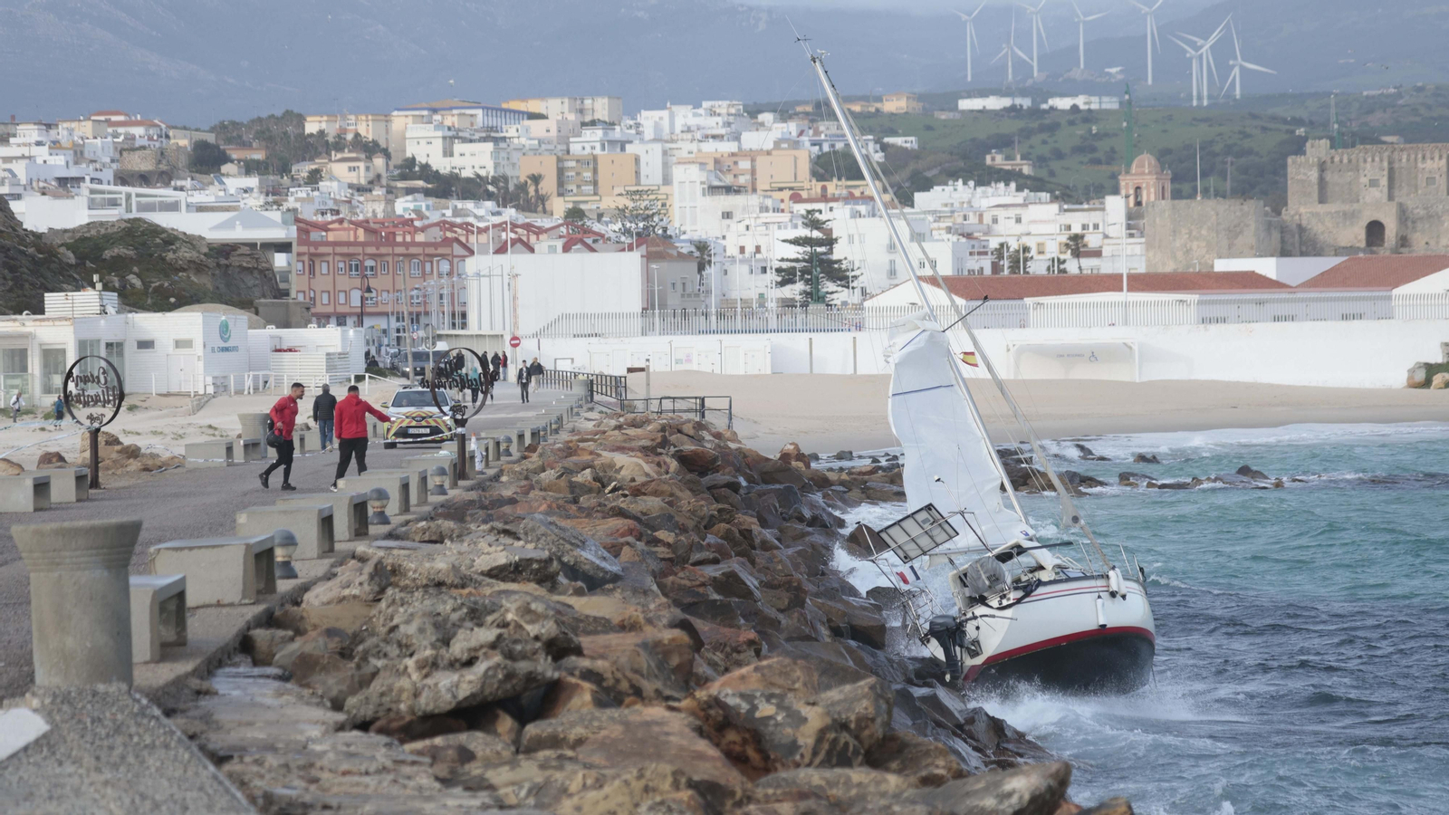 Las fotos del velero encallado en la playa chica de Tarifa