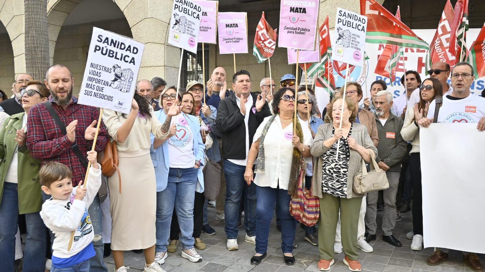 Asistentes a la maninfestación alzando sus pancartas.