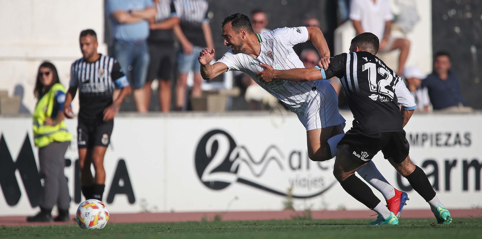 De las Cuevas es agarrado y derribado por Yassin Fekir, en un lance del Balona - Córdoba CF.