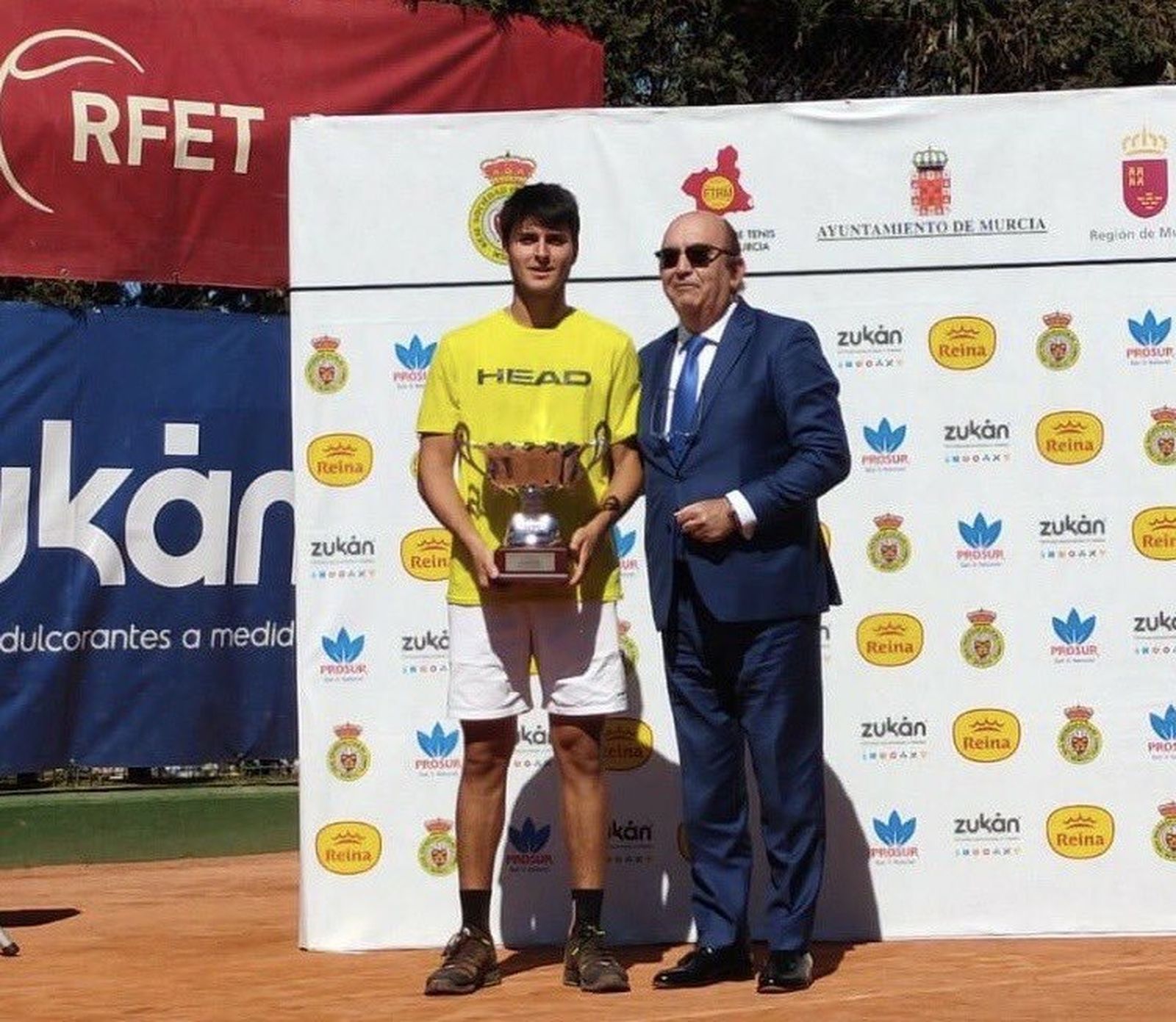 Pablo Llamas, junto a Miguel Díaz, presidente de la Federación Española, tras ganar en Murcia.