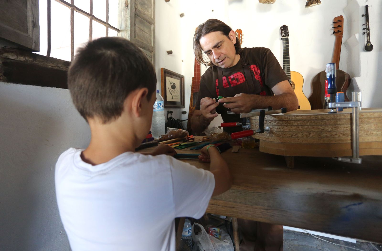 Un niño elabora un instrumento.