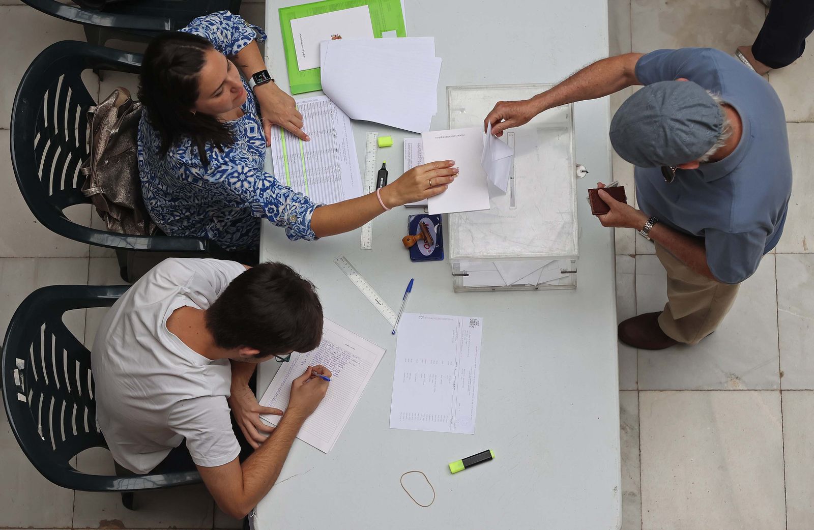 Imágenes de la jornada electoral para el Parlamento Europeo en Algeciras