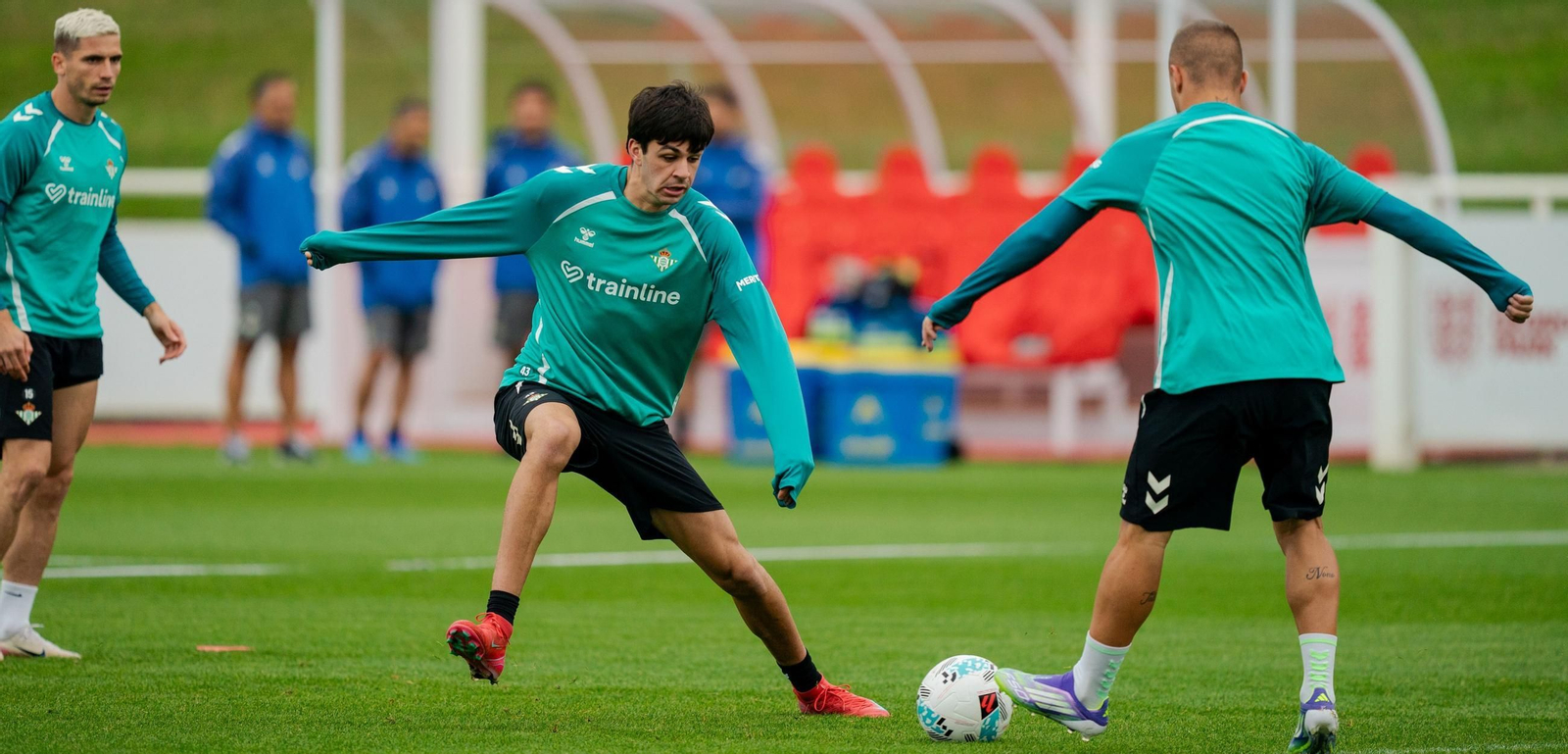 El uruguayo Petit trata de interceptar un balón de Pablo García durante el entrenamiento.