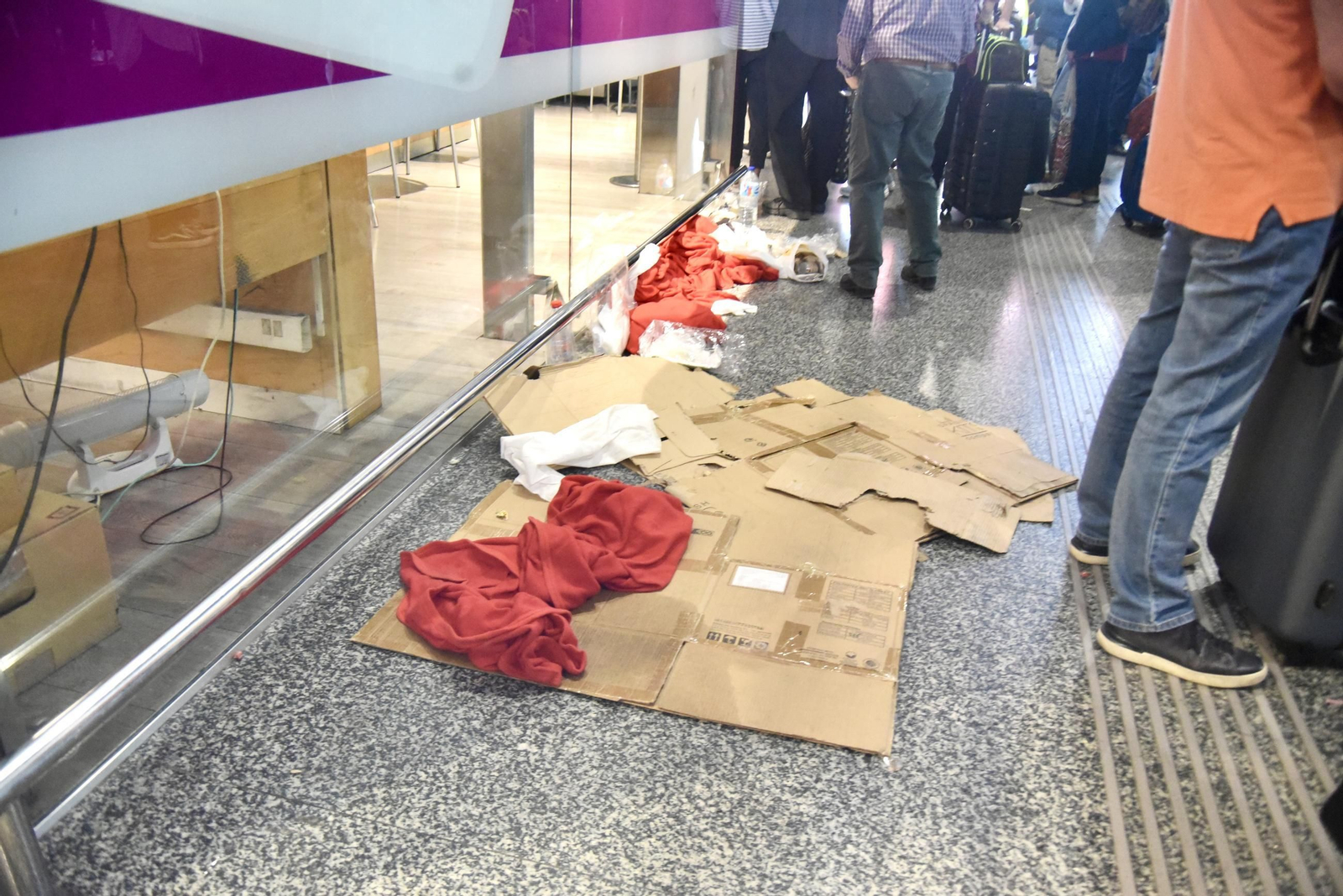 Las imágenes de la estación de trenes de Córdoba con cientos de personas atrapadas tras el apagón