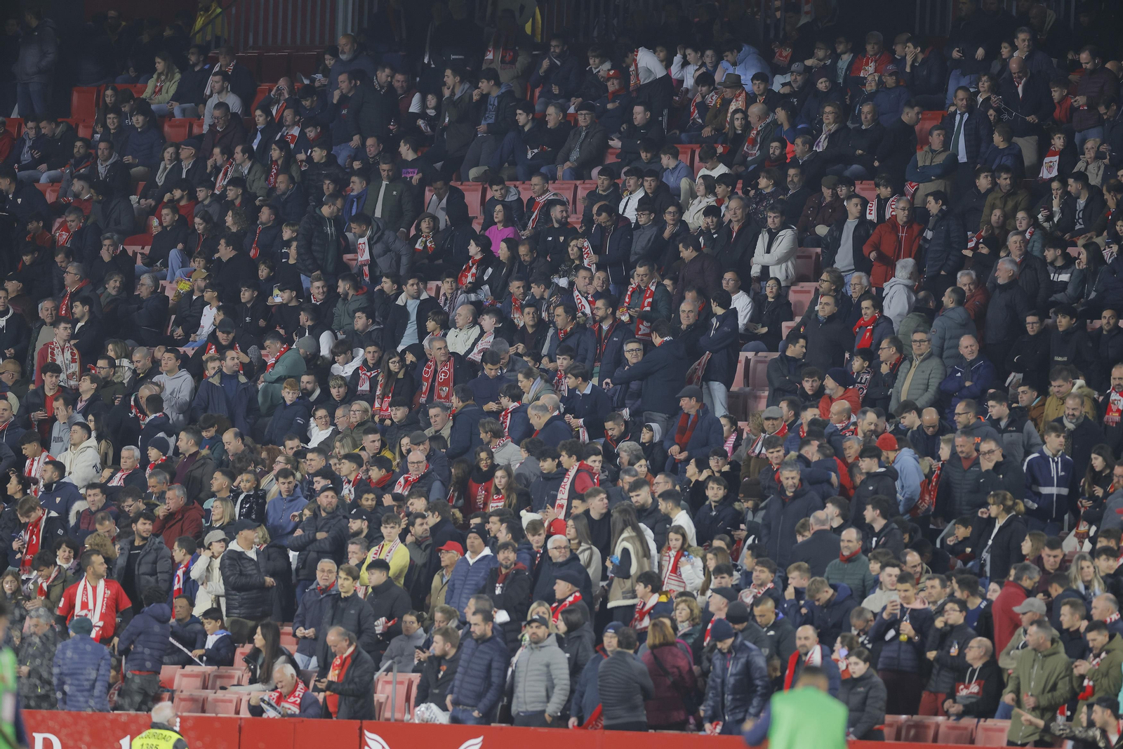 Búscate en las fotos del Sevilla-Alavés