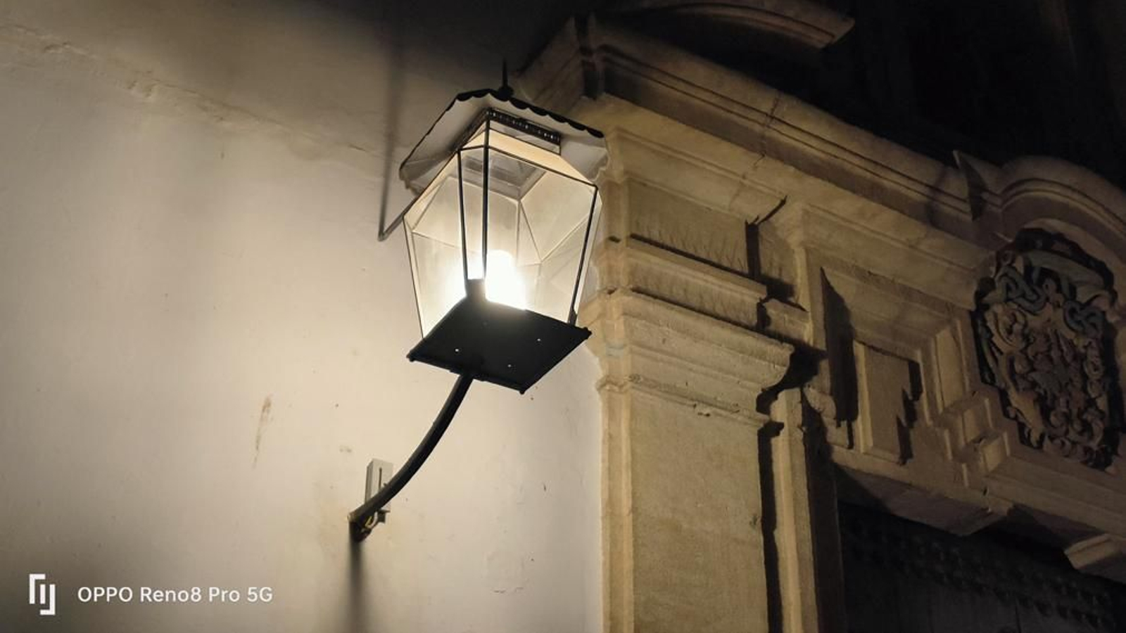 Foto nocturna de la Plaza de Capuchinos de Córdoba tomada con el Oppo Reno 8 Pro