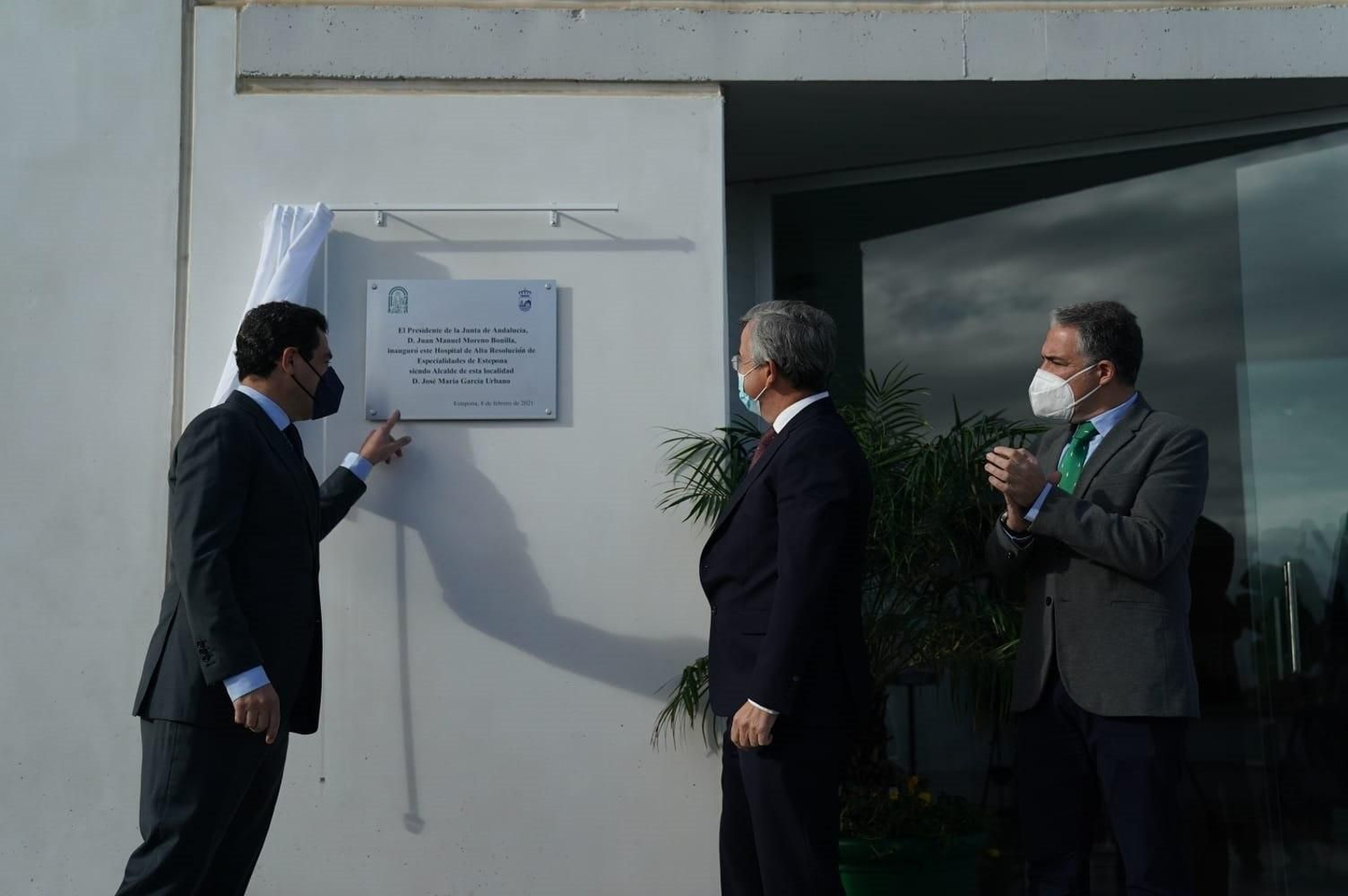 El presidente de la Junta, el alcalde y el entonces consejero de Presidencia, en la inauguración del hospital.
