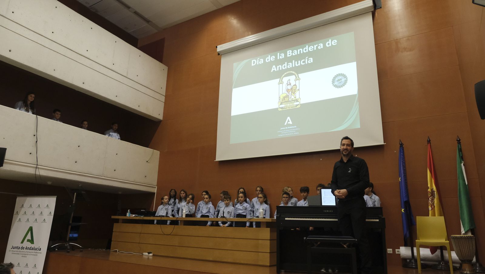 Día de la Bandera: el alumnado almeriense conoce la historia del proceso autonómico de Andalucía