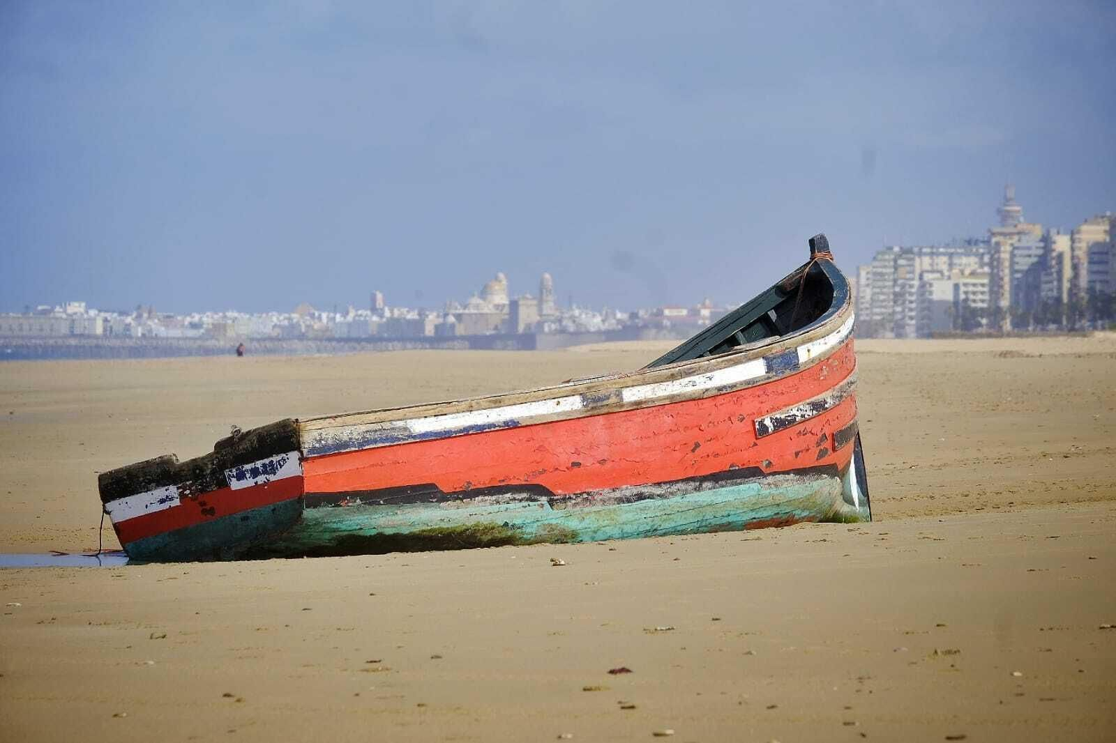 La patera que ha llegado este martes a Cádiz.