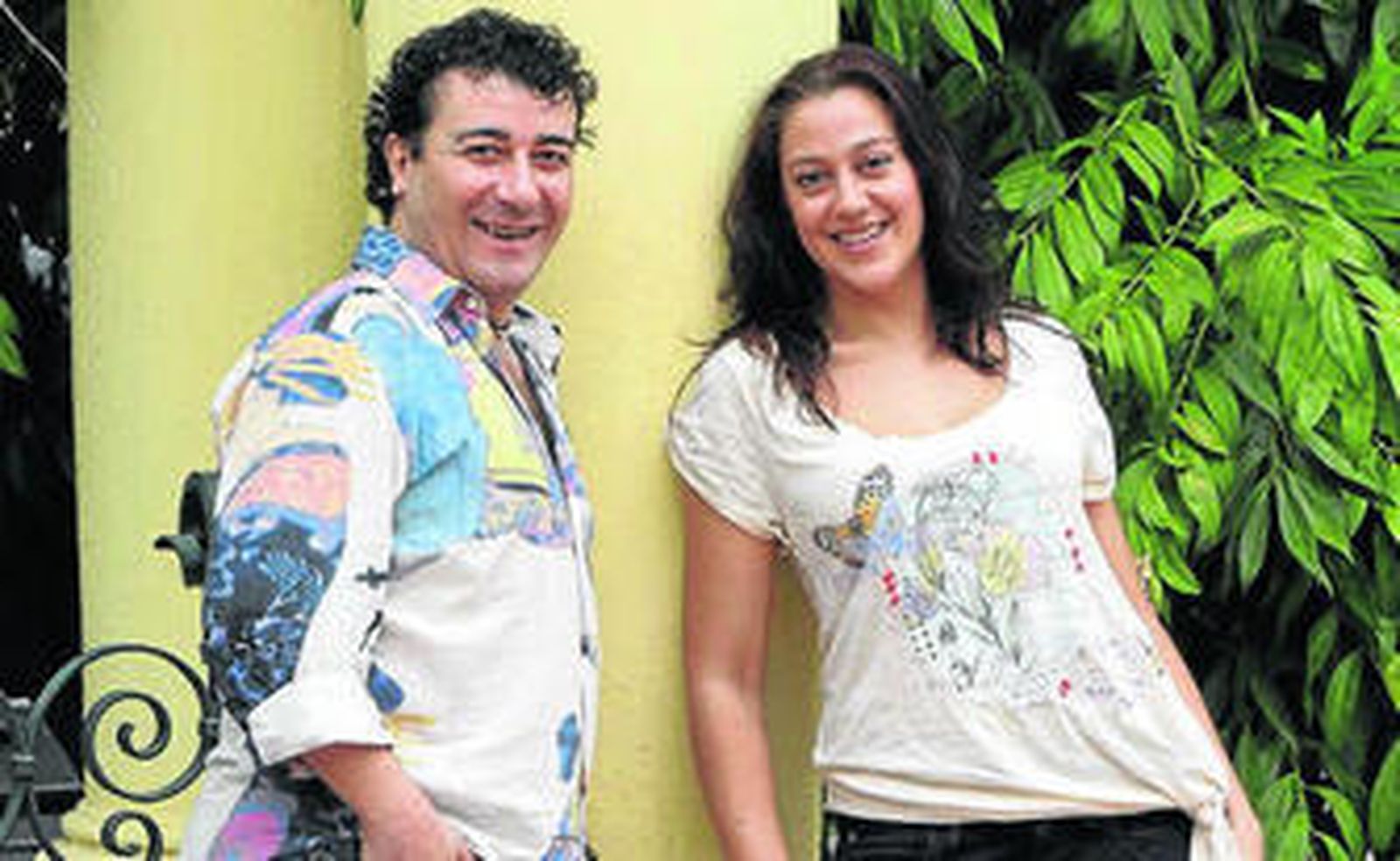 El actor Juanjo Macías y la bailaora La Choni, ayer a las puertas del Casino.