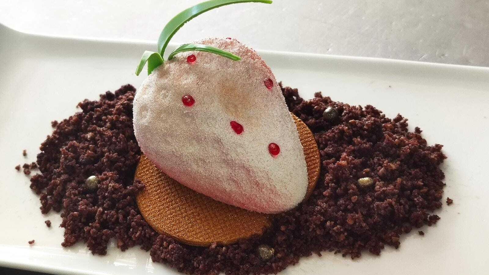 Fresa blanca, un postre creado por el onubense a base de  relleno de fresas y mousse de chocolate blanco