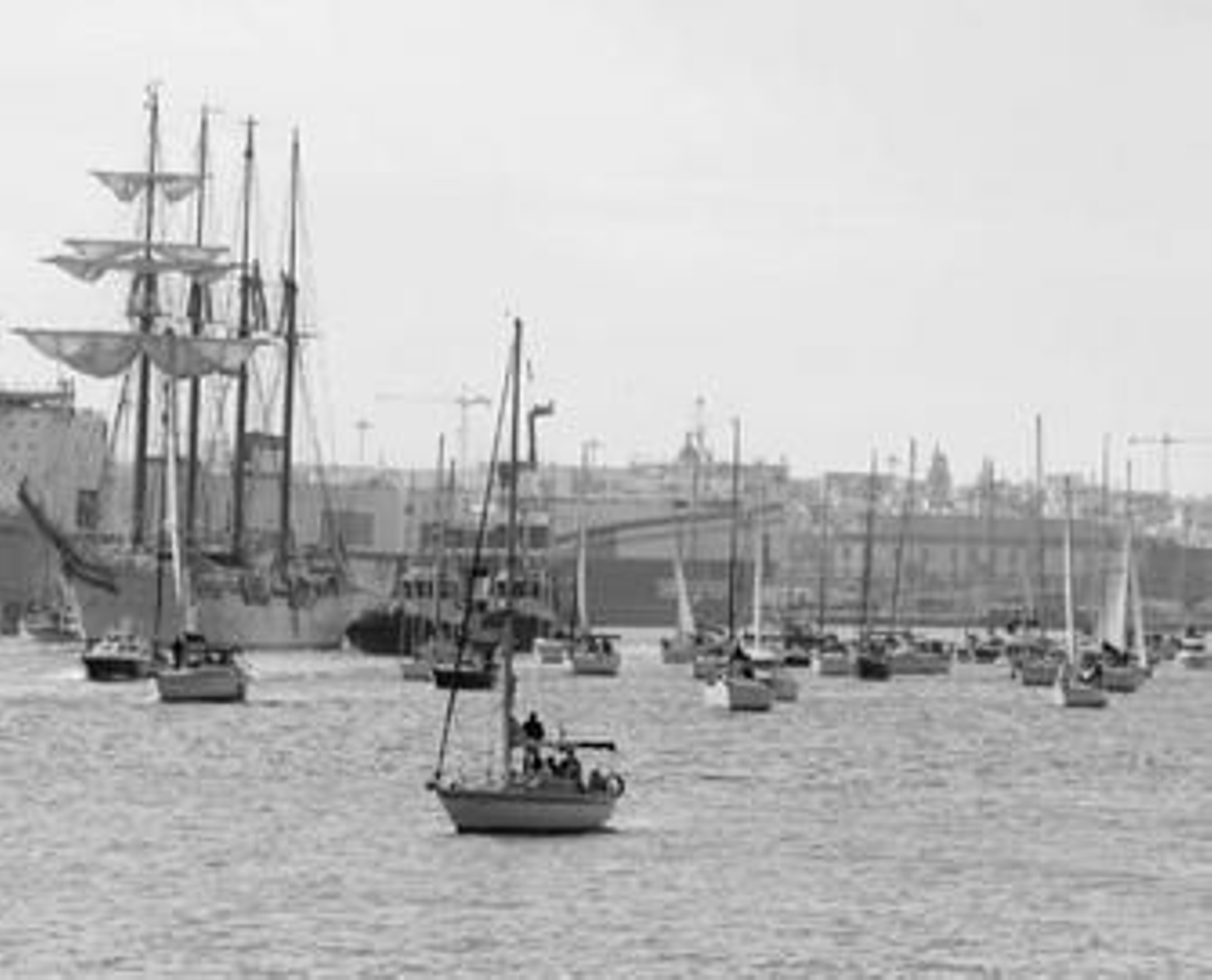 Cádiz vio de nuevo partir a su buque insignia y las cámaras inmortalizaban una fría jornada de invierno en la que la tristeza y la emoción de las despedidas se mezclaban con la ilusión de un nuevo crucero de instrucción.