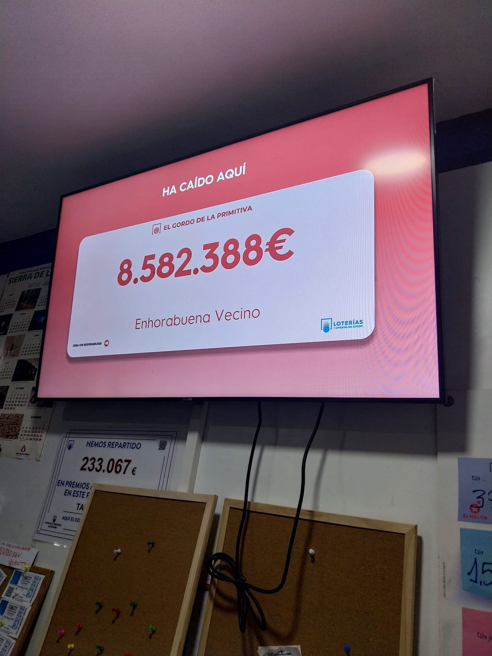 Pantalla con el premio en el despacho de la calle Sorolla en Cádiz.