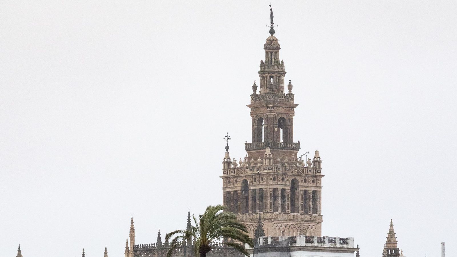 La Giralda, sin la azucena en su esquina de la derecha en la imagen.