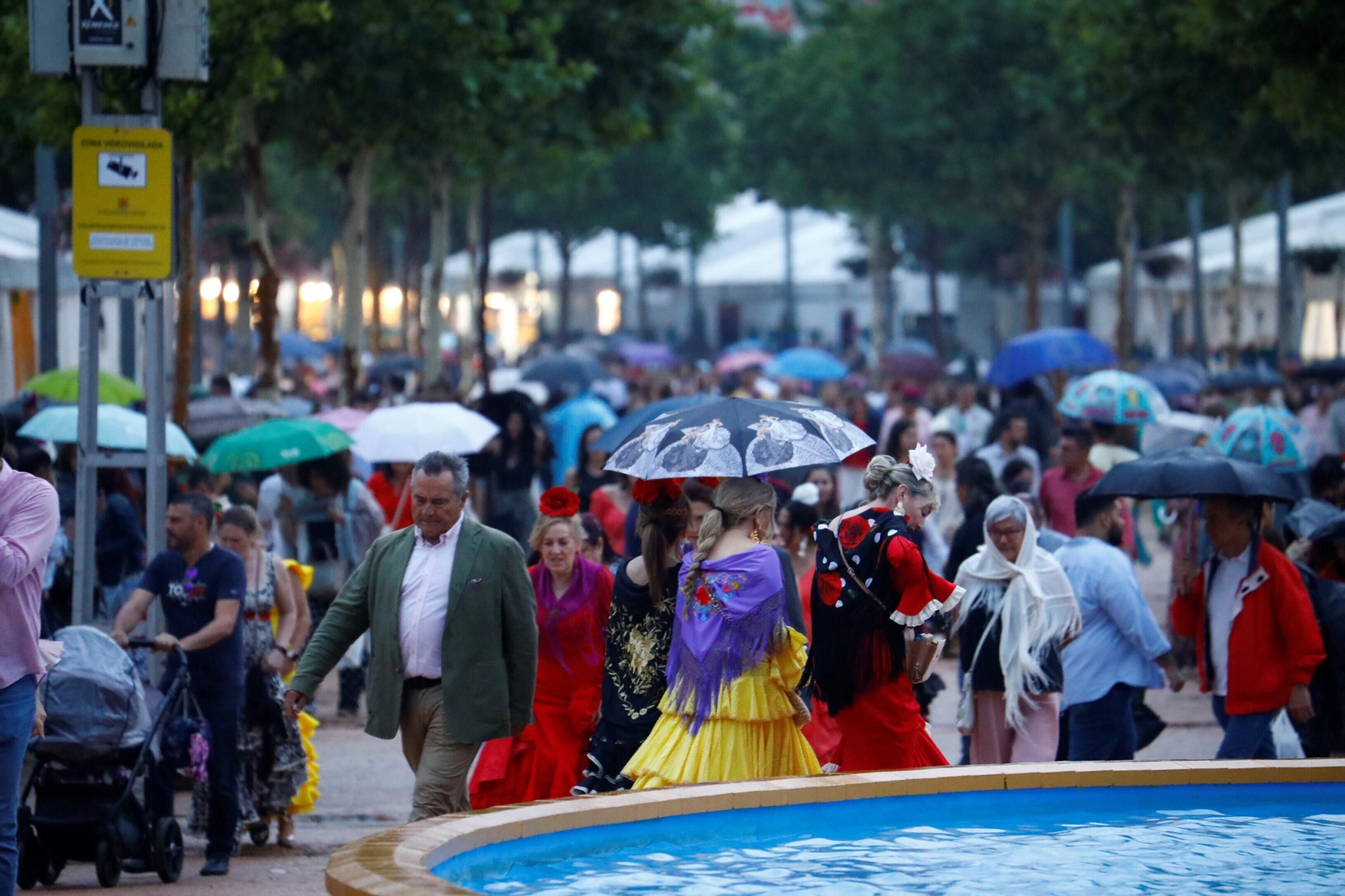 La intensa lluvia de este sábado en la Feria de Córdoba, en imágenes