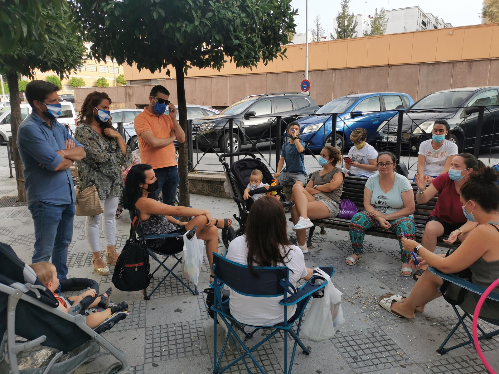 García de Longoria y Noelia Álvarez, con un grupo de vecinos.
