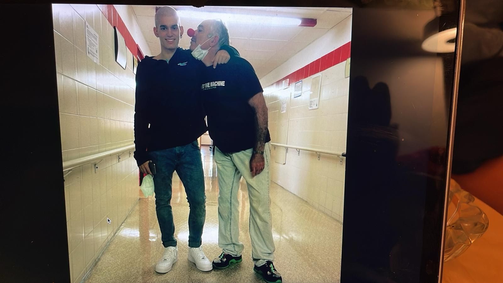 Pablo con su padre en el hospital.