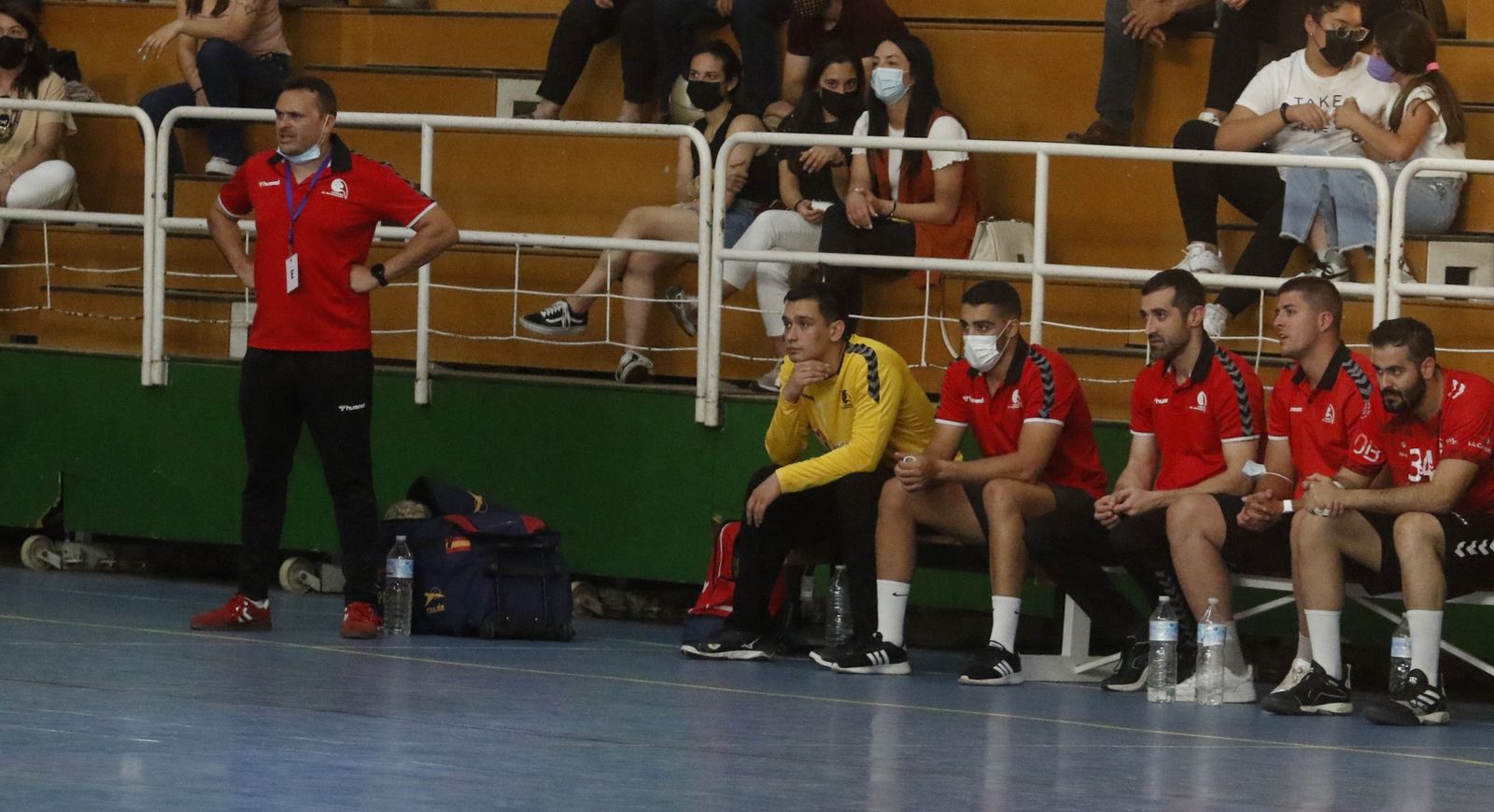Jesús Escribano observa un partido de su equipo desde el banquillo.