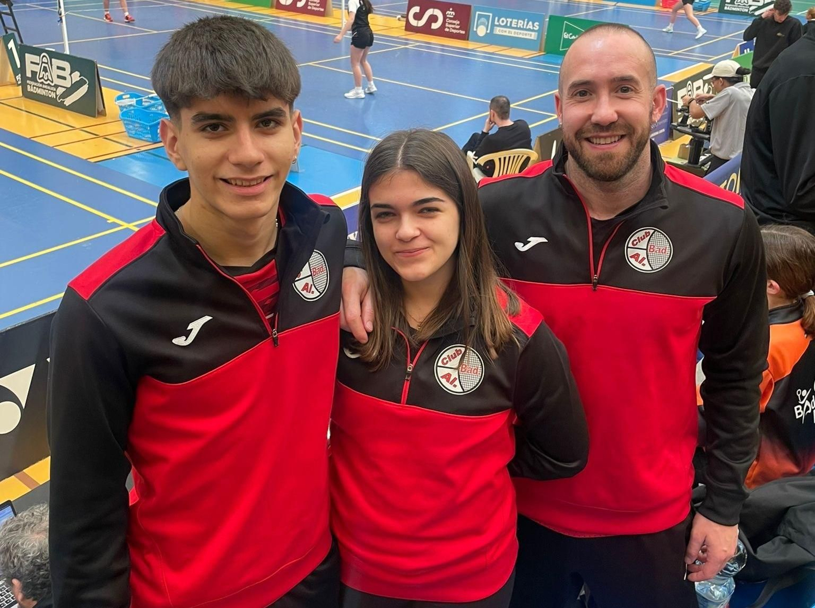 Los jugadores del conjunto almeriense junto a su entrenador en la grada durante la competición.