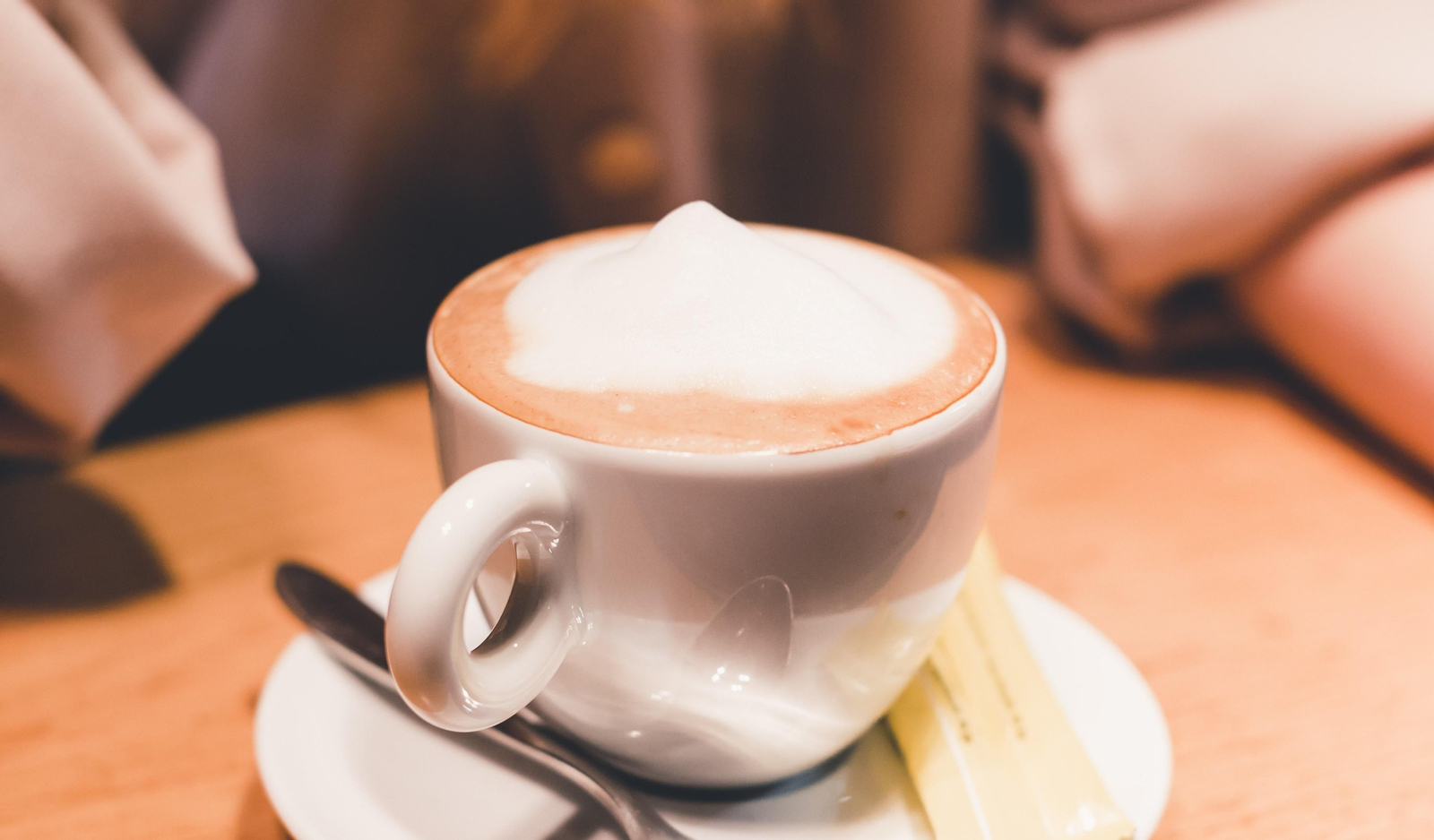 Cómo se produce la muerte por alergia a la lactosa, el caso de la joven fallecida tras tomar un café contaminado