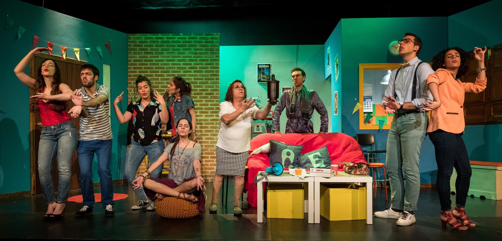 1. El elenco al completo de 'Hacerse el sueco', que se representa a partir del sábado en el auditorio del Colegio Santa Ana. 2. Patricia Berbek y Nieves Castro, dos de las actrices de TomaTeatro.