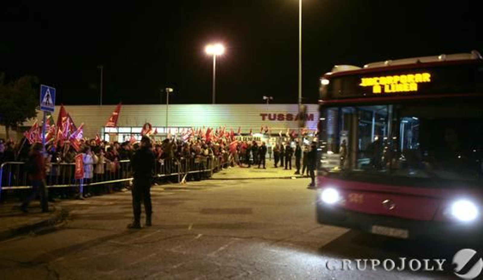 Huelga general en Tussam.   Foto: Juan Carlos Muñoz