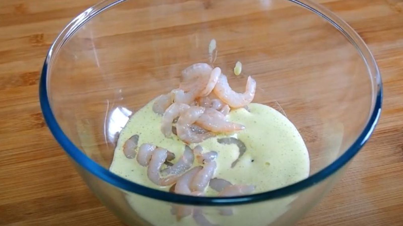 Momento en el que se añaden las gambas a la mezcla