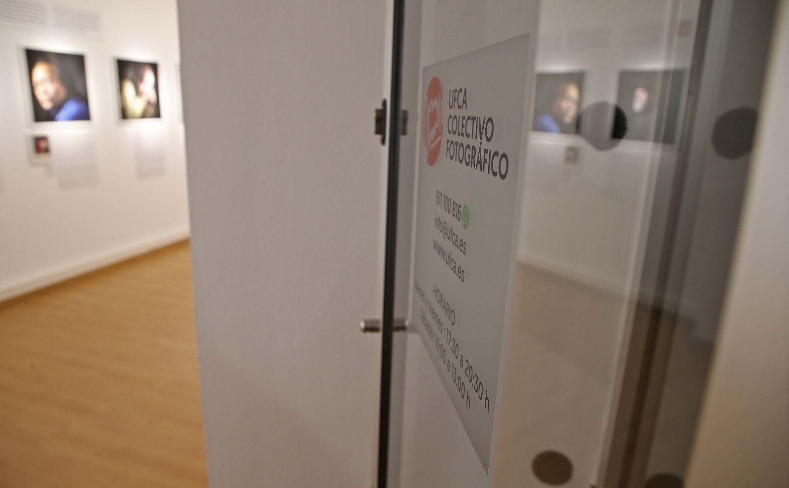 La UFCA  muestra la exposición de Sofía Moro a la Asociación de la Prensa del Campo de Gibraltar