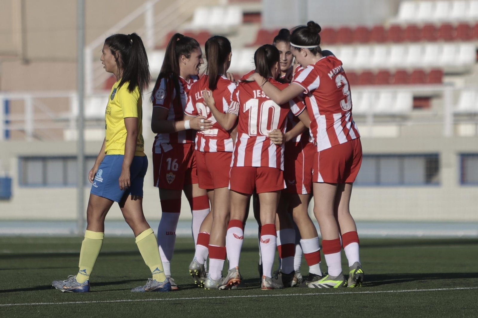 Las rojiblancas celebran un gol ante las alicantinas en el encuentro de ida.