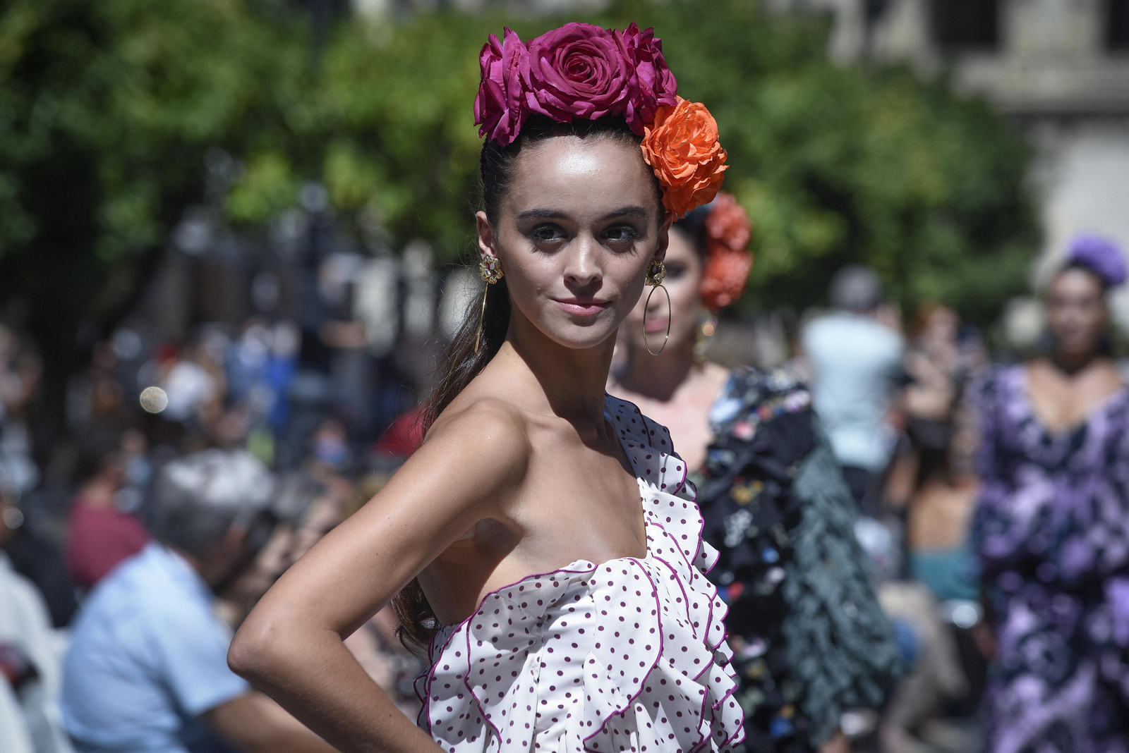 El desfile de moda flamenca de la Avenida de la Constitución, en imágenes