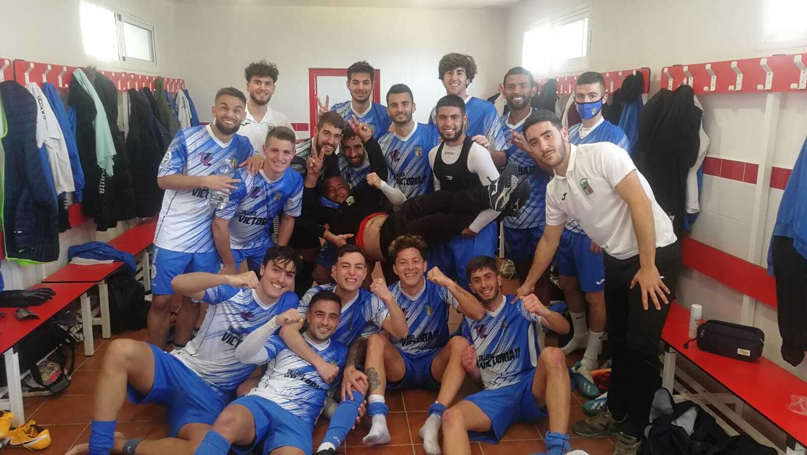 Los jugadores del Guadalcacín celebran el triunfo en el vestuario.