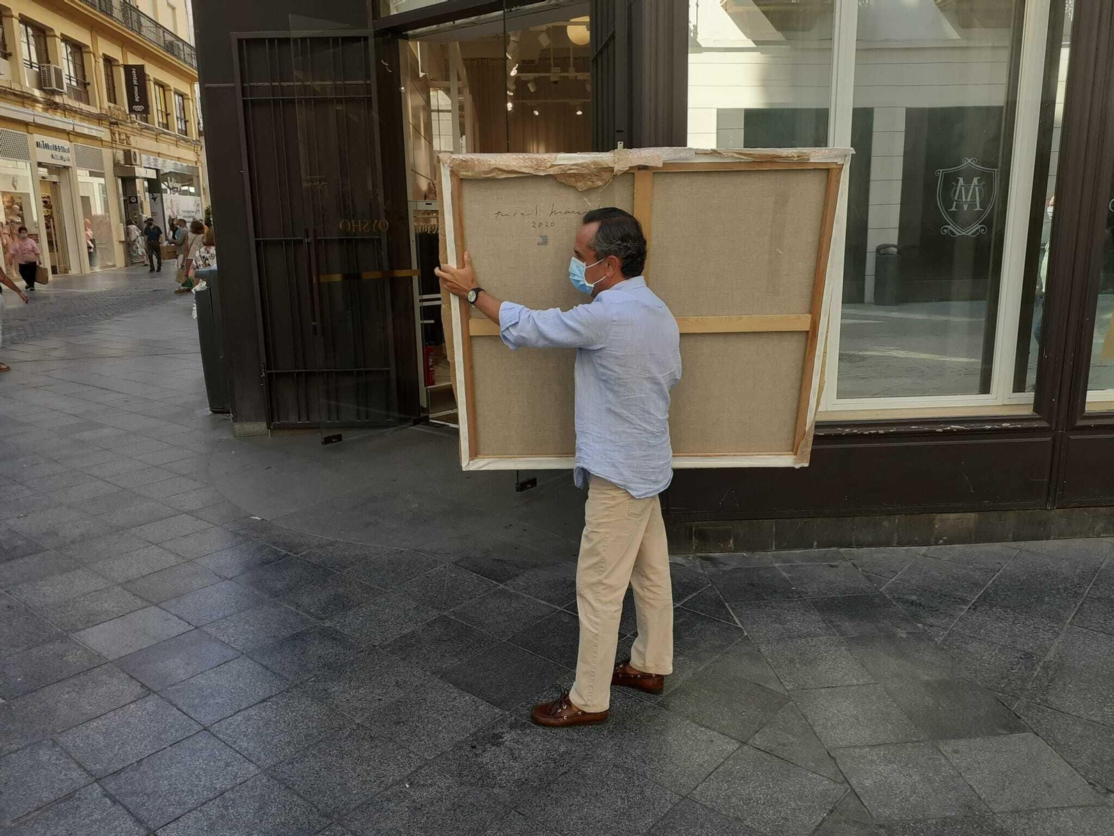 El pintor Ricardo Suárez porta un cuadro por las calles del centro esta semana