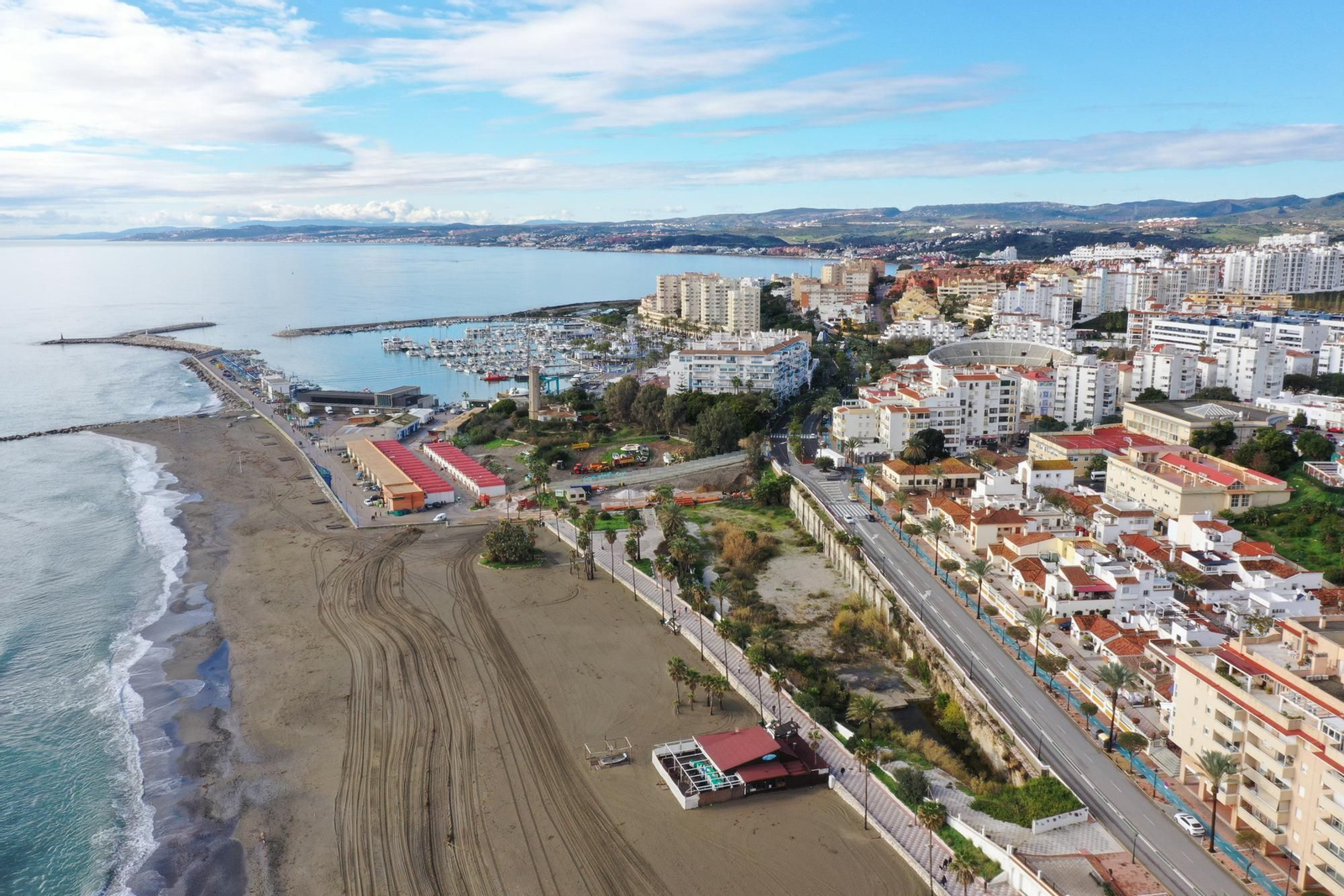 Vista aérea de la avenida de España, en Estepona.