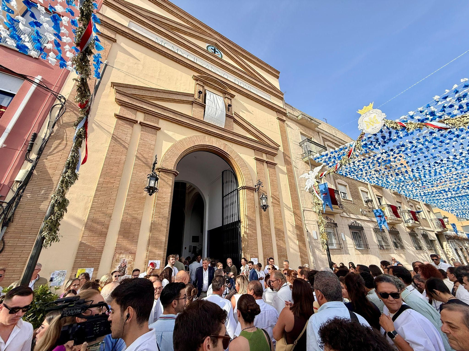 Imágenes del traslado de la Virgen de La Bella hasta el Muelle de Levante este domingo