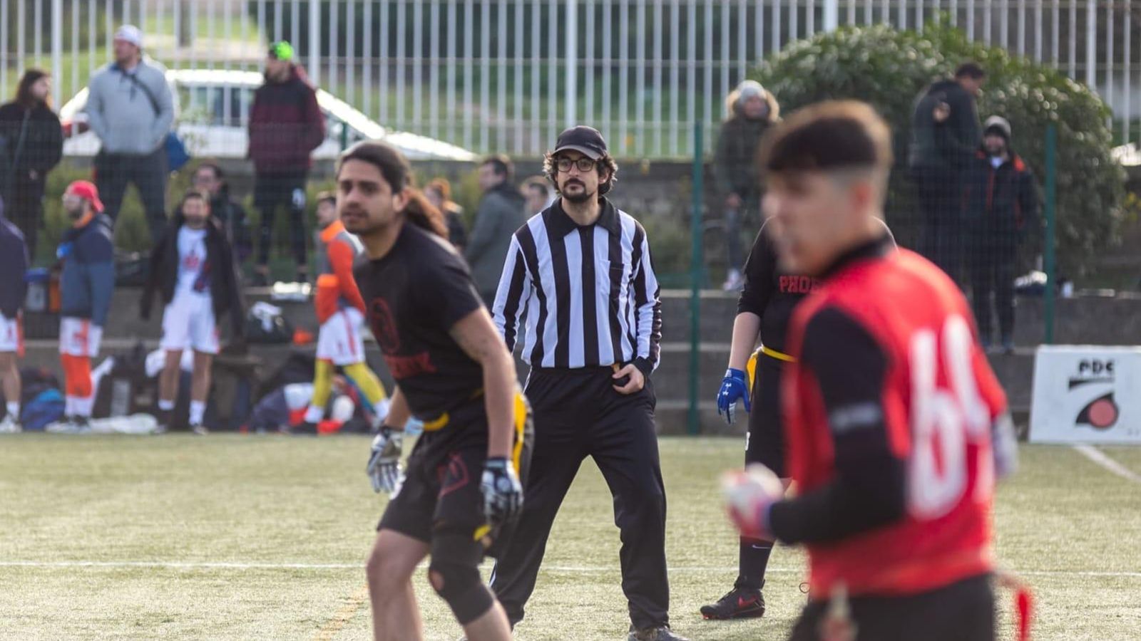 Jorge Sánchez arbitrando un partido de la liga andaluza de flag football entre Granada Phoenix y Almería Barbarians.