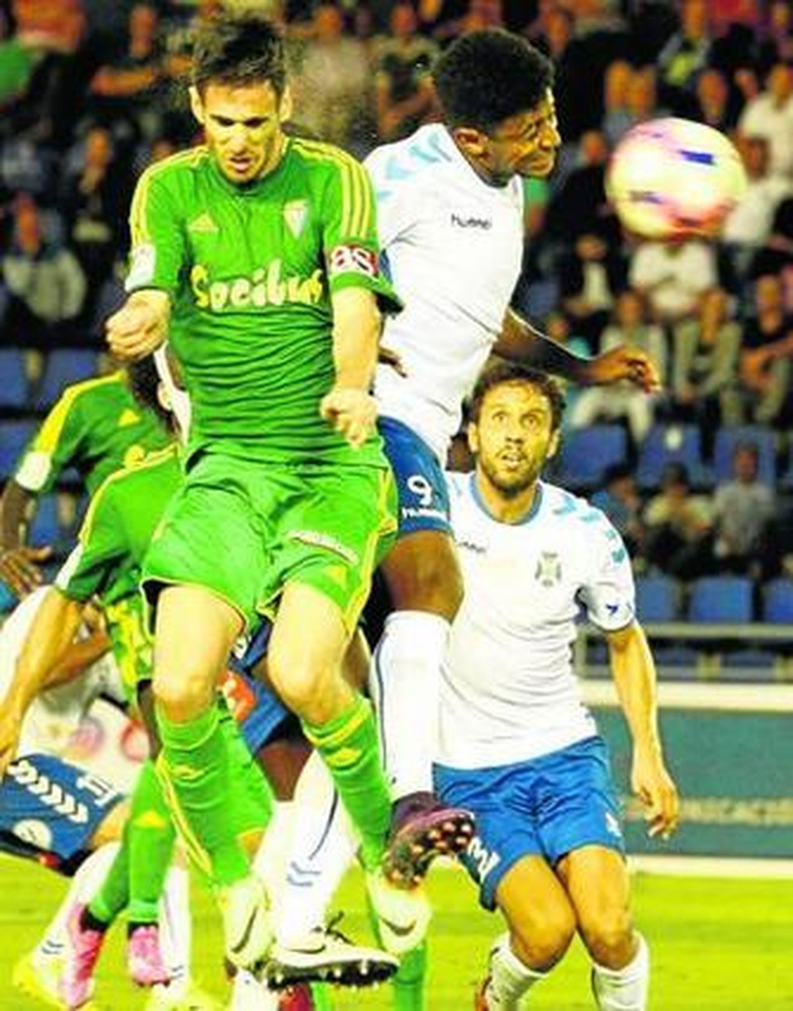 Rubén Cruz intenta rematar de cabeza en un lance del partido que el Cádiz disputó en Tenerife.
