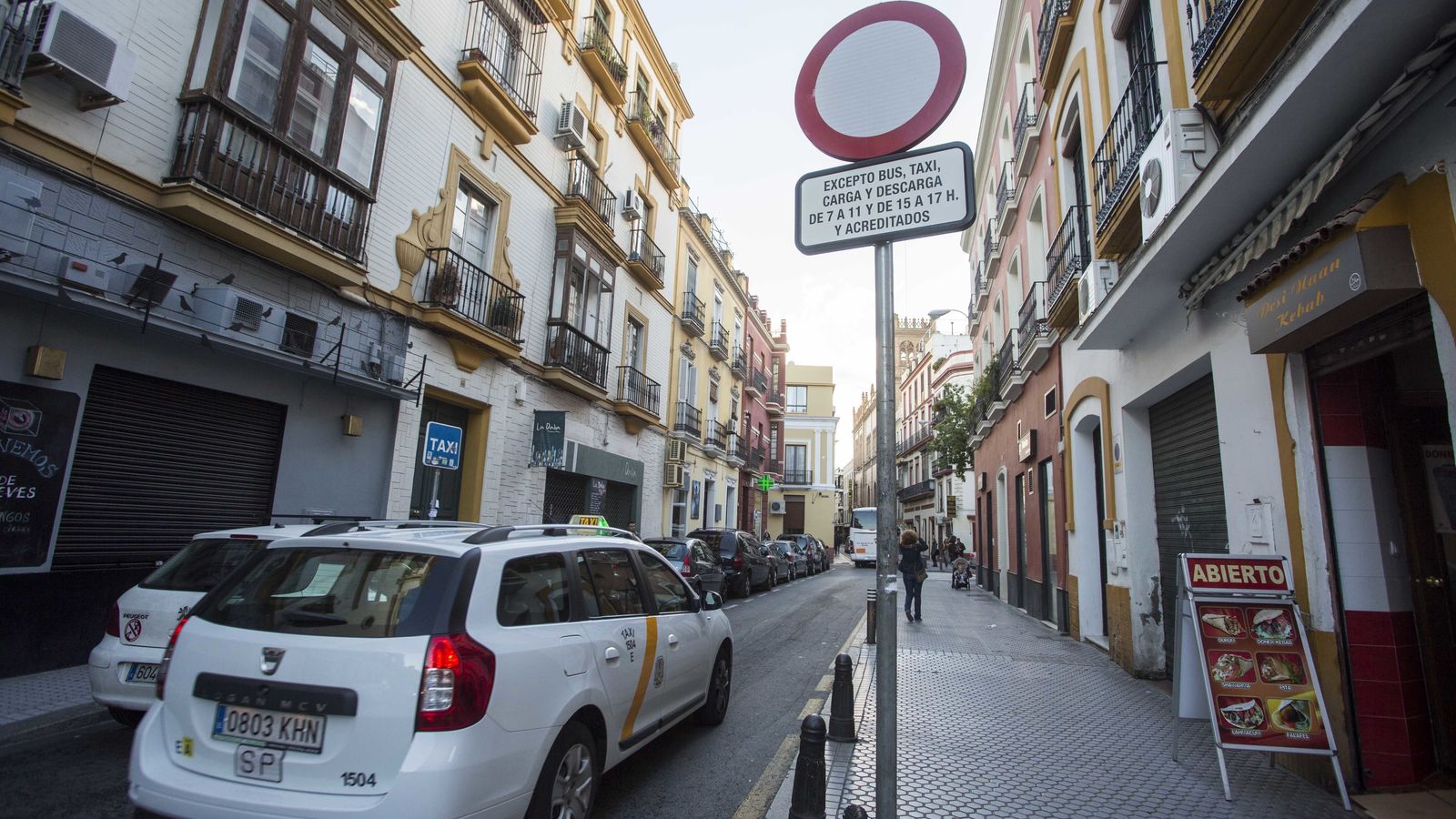 Señal que sólo permite bus, taxi y carga/descarga en el acceso a Trajano.
