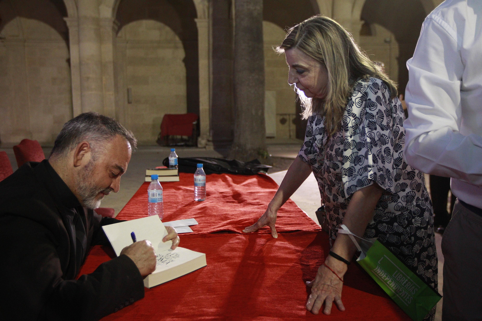 El escritor Jesús Sánchez Adalid, protagonista de Diario de los Libros, en la Catedral de Almería