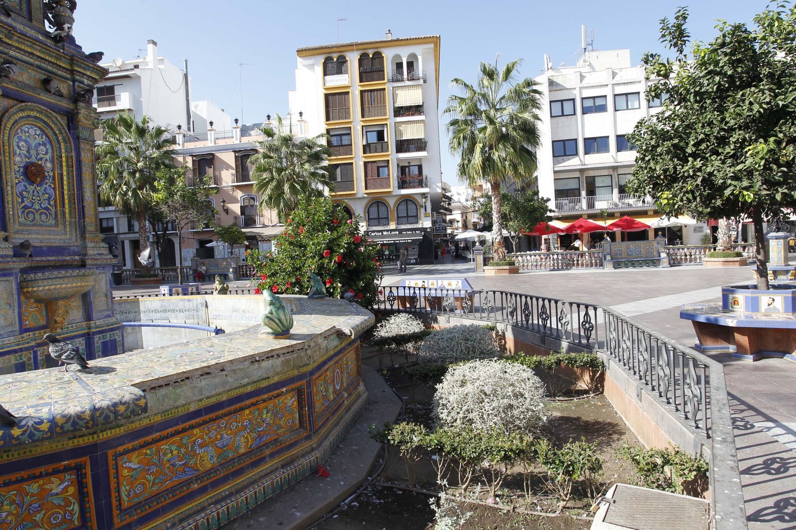 La fuente de la Plaza Alta, sucia, erosionada y sin agua.