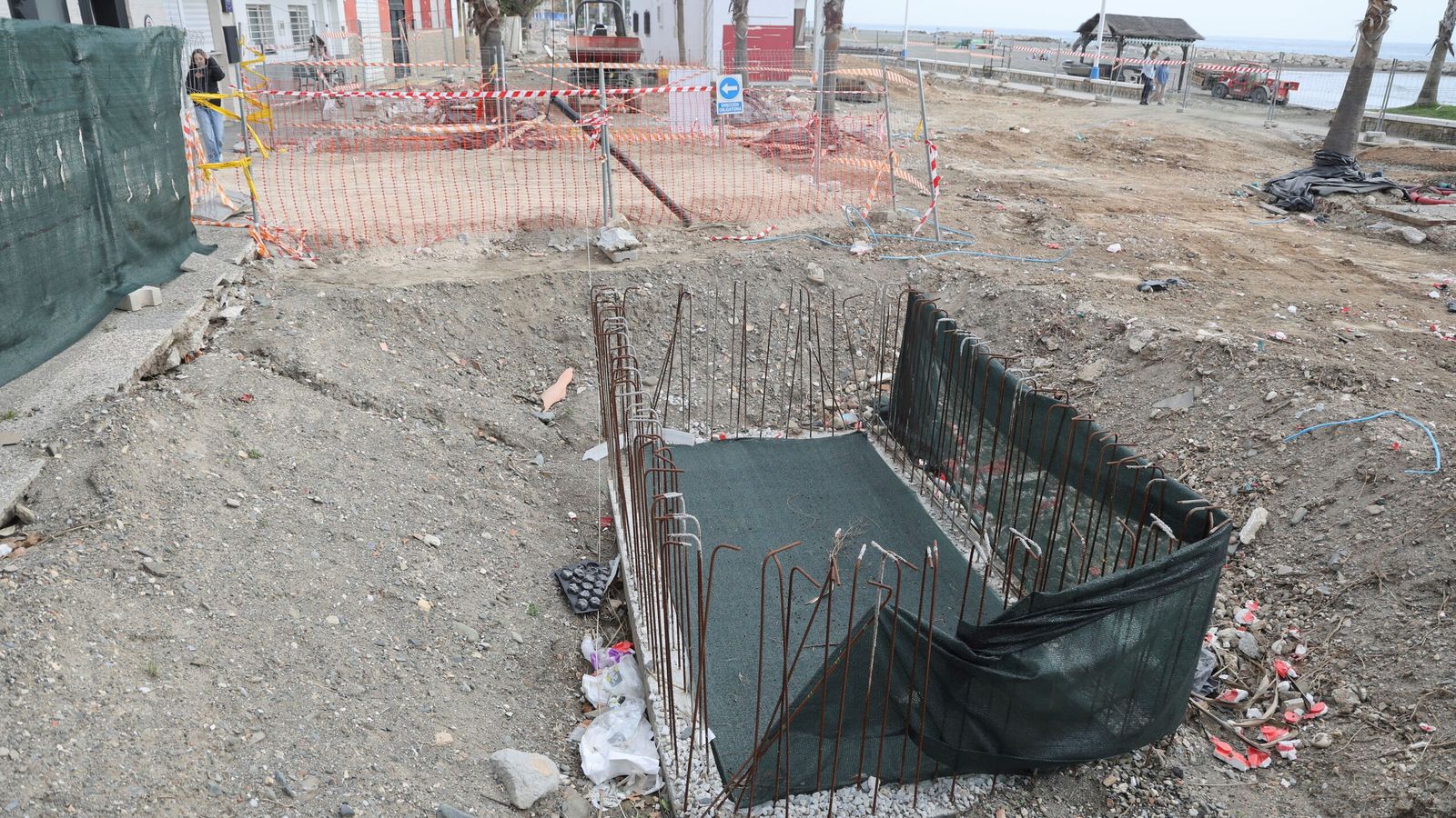 Obras en el paseo Marítimo de PEdregalejo frente a Mafalda el pasado mes de febrero.