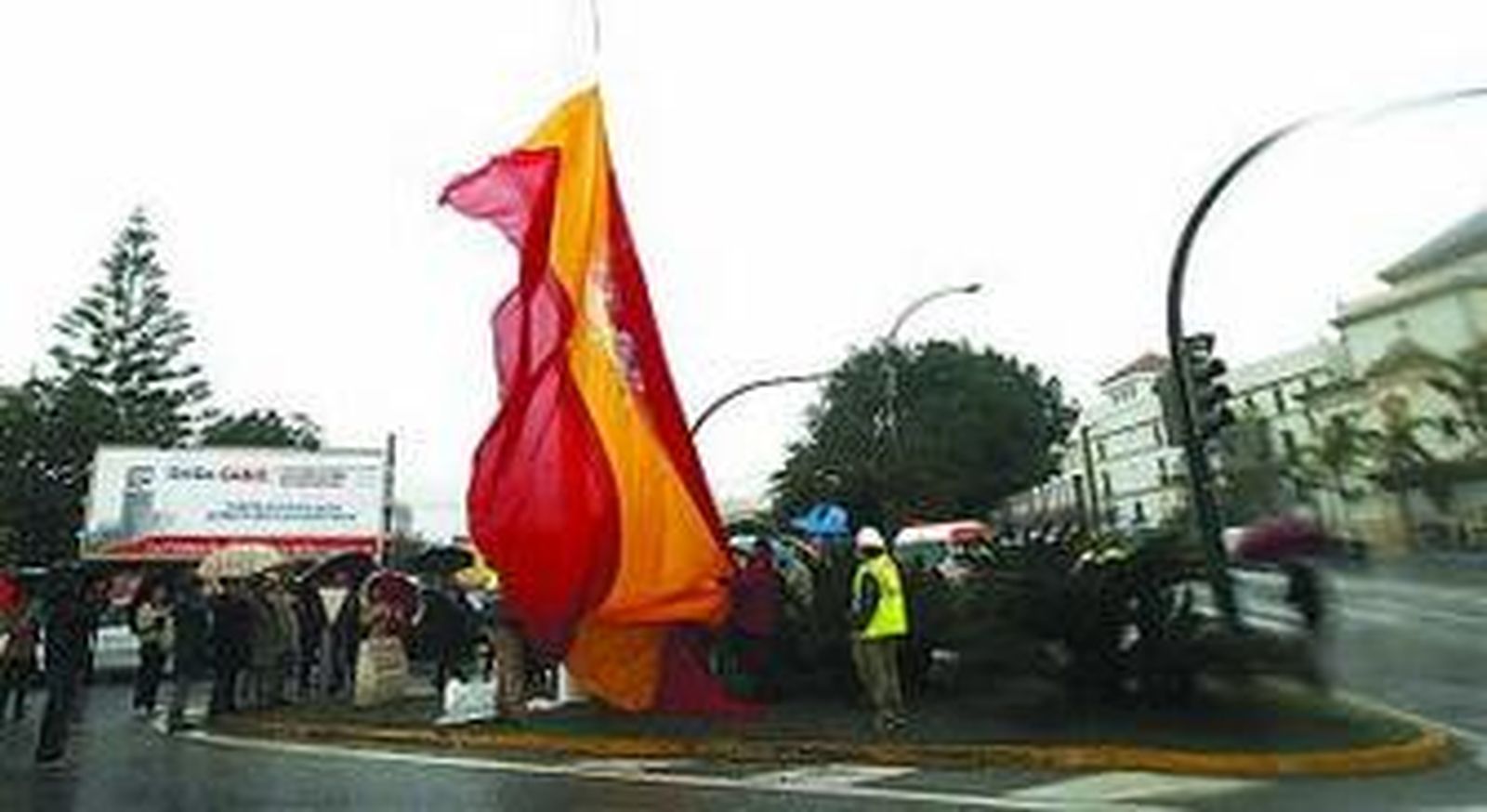 Momento en el que la bandera sufrió el percance.