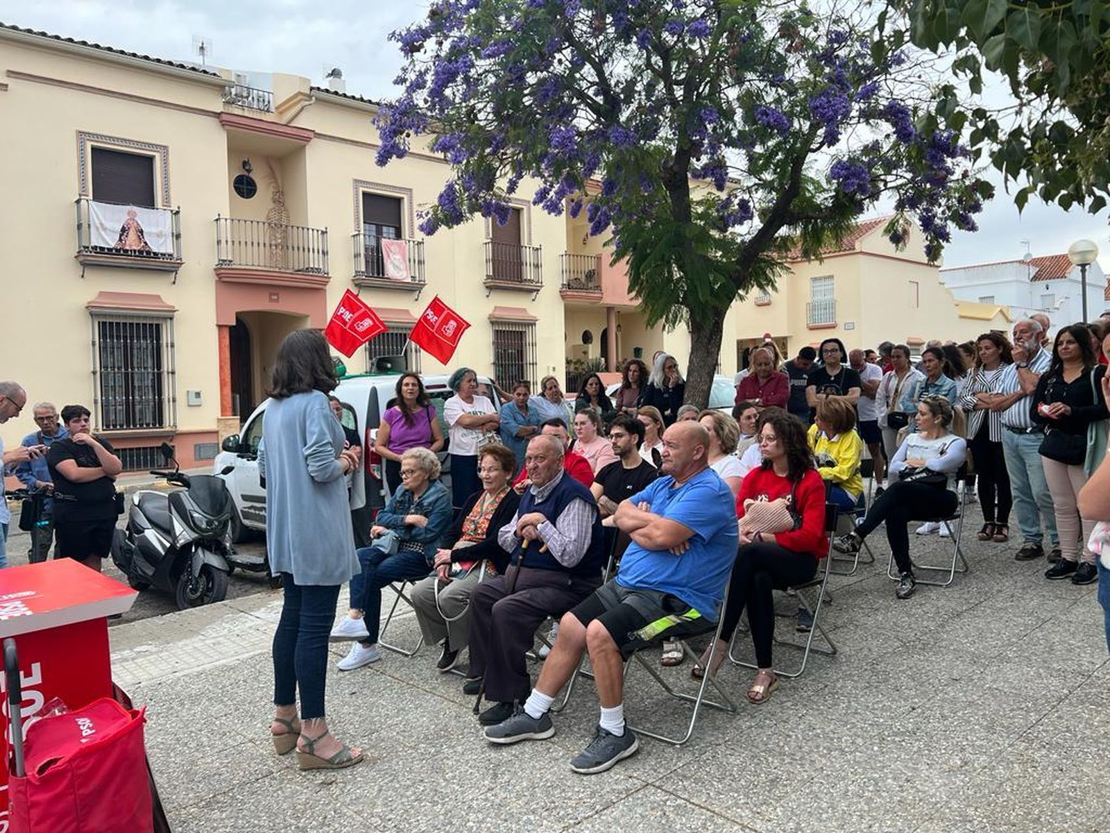 La candidata de Villamartín, Carmen Girón, en uno de los encuentros con vecinos