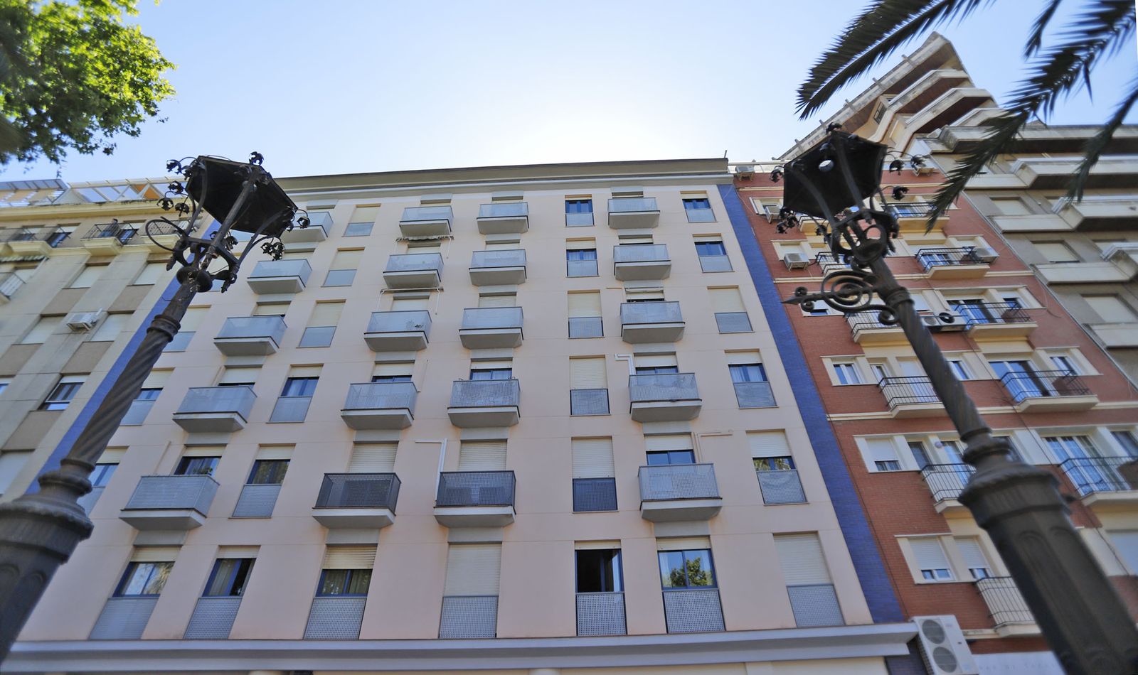Farolas de las Antiguas oficinas de la línea Huelva-Zafra, hoy delegación de Turismo de la Junta