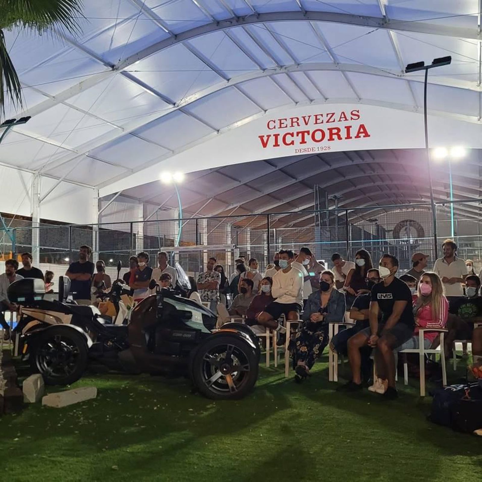 Ambiente en las remozadas instalaciones del Club de Pádel Nuevo Jacaranda.