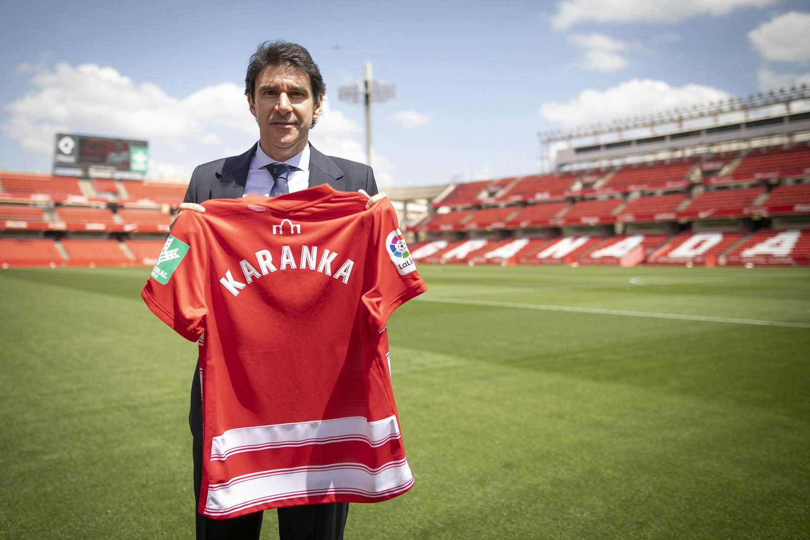 Aitor Karanka posa en el césped del Estadio Nuevo de Los Cármenes con la camiseta del Granada CF.