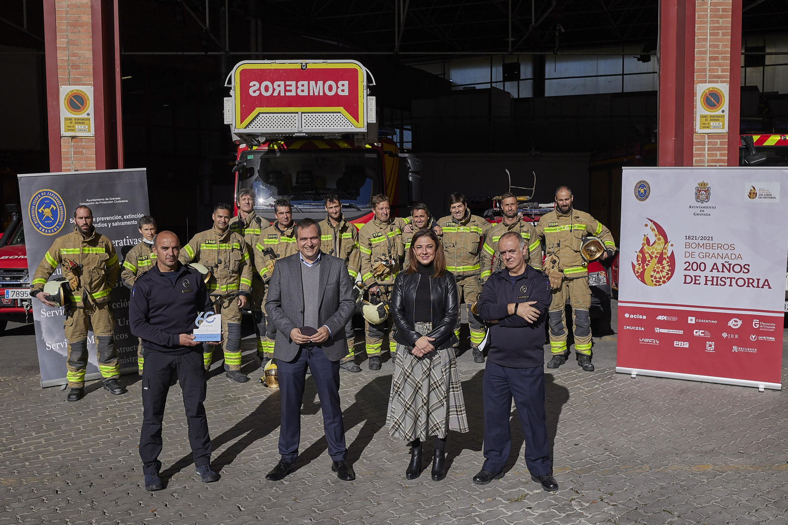 Representantes de Covirán y del Parque de los Bomberos de Granada