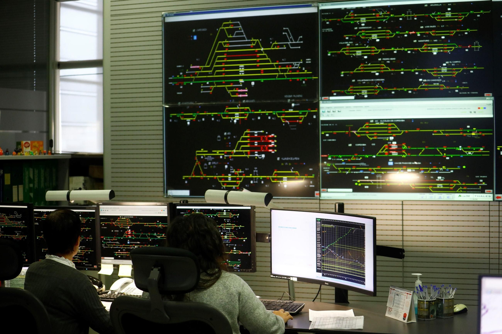 Un día de trabajo en el Centro de Regulación de Circulación de la estación de Córdoba, en imágenes